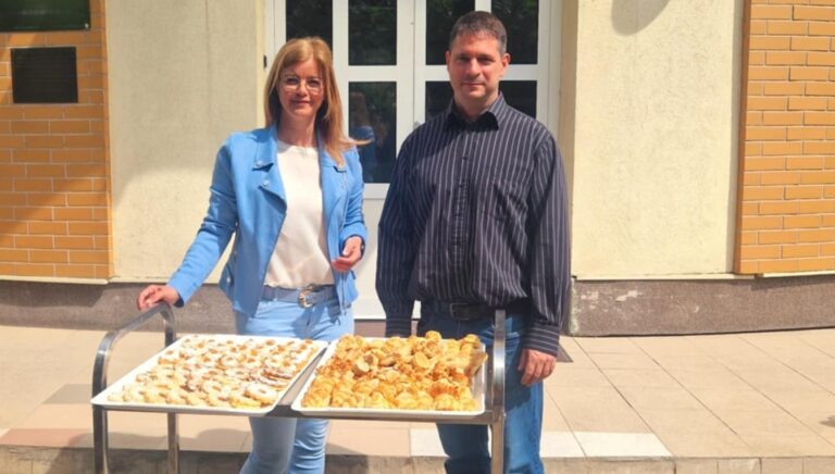 Süteményeket vitt a Corvin a Szivárványnak