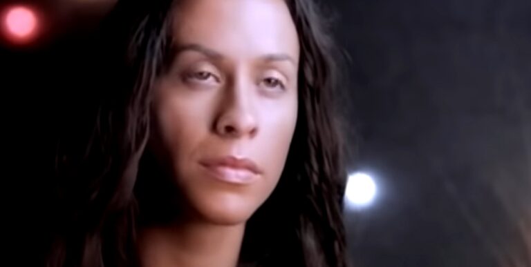 51 éves lett Alanis Morissette