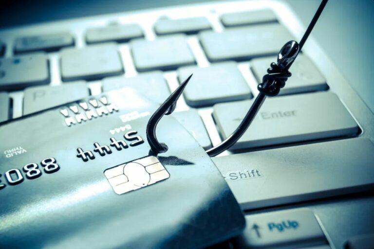 Csúcsra járnak az online csalások, a fogyasztóvédők már nagy bajra figyelmeztetnek 