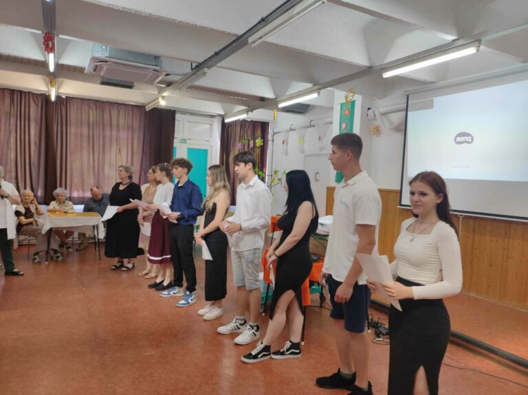 A Kovács-Küry Időskorúak Otthonában jártak a Corvin tanulói