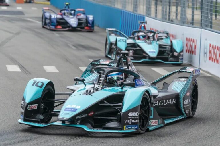 Nagyot lendítenek a Formula E autókon, az elektromos autók F1-közeli sebességet érnek majd el