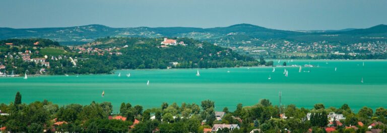 Miért lett zöld a Balaton vize? – Kezdhetünk aggódni?