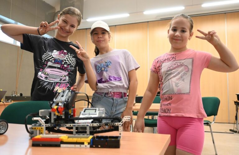 Automatizált rakodóterületet is építettek az iparkamara táborozói
