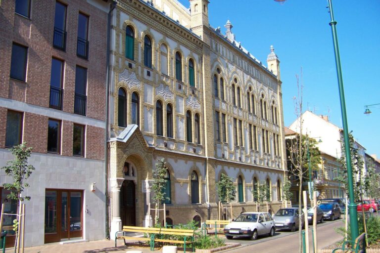 Lőw Immánuel virágai címmel nyílt kiállítás a szegedi zsinagógában