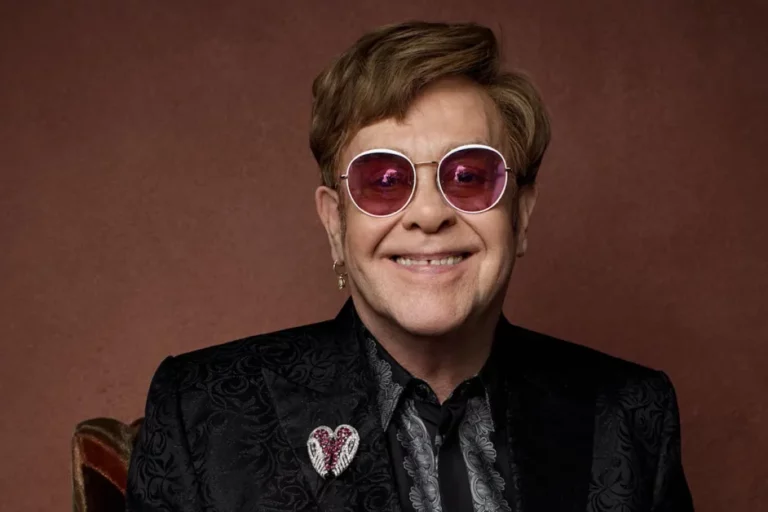 Elton John ünnepli 35 év józanságát