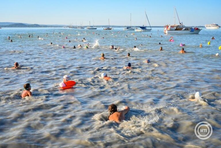 Több mint tízezren teljesítették a Balaton-átúszást