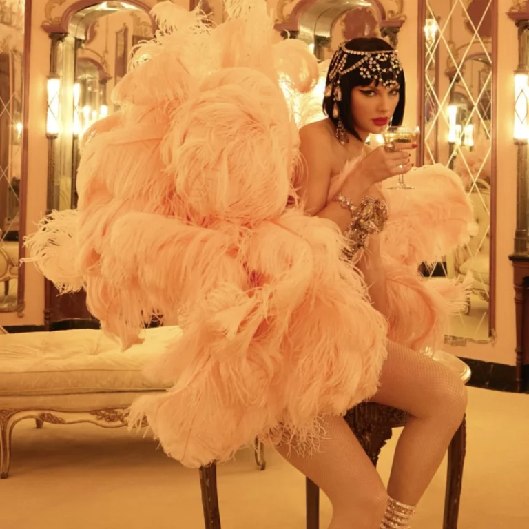 Taylor Swift showgirl-korszaka villámként csapott le