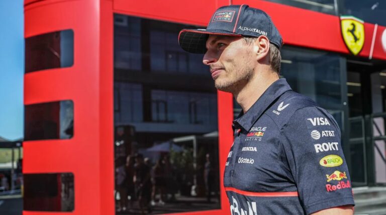 Verstappen véget vetett a találgatásoknak: marad a Red Bullnál 2026-ban is