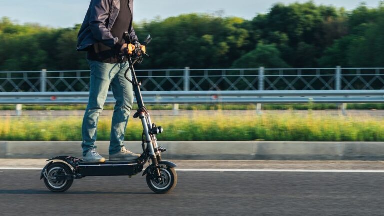 Ezekkel a rollerekkel baj van…