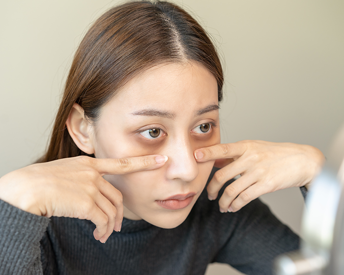 A „Tired Girl” sminktrend: amikor a fáradtság divattá válik