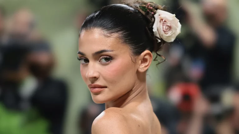 Kylie Jenner Barbie-rózsaszín stiletto körmei: a legújabb őszies trend