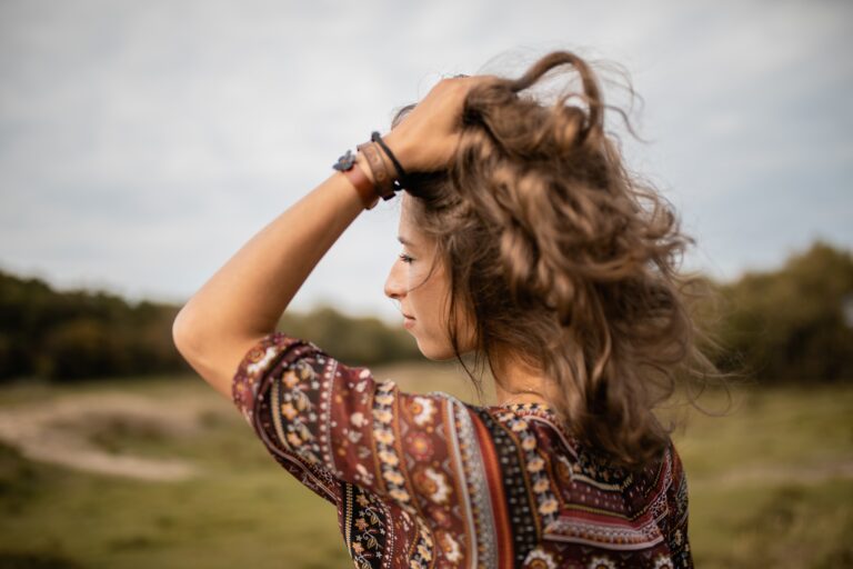 Visszatértek a boho hullámok: könnyed, mégis elegáns hajtrend