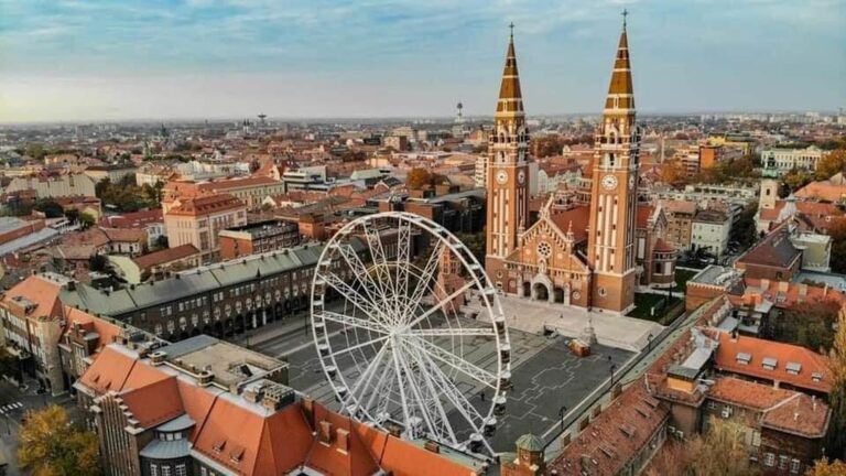 Épül a Szeged Eye – hamarosan újra forog az óriáskerék a Dóm téren