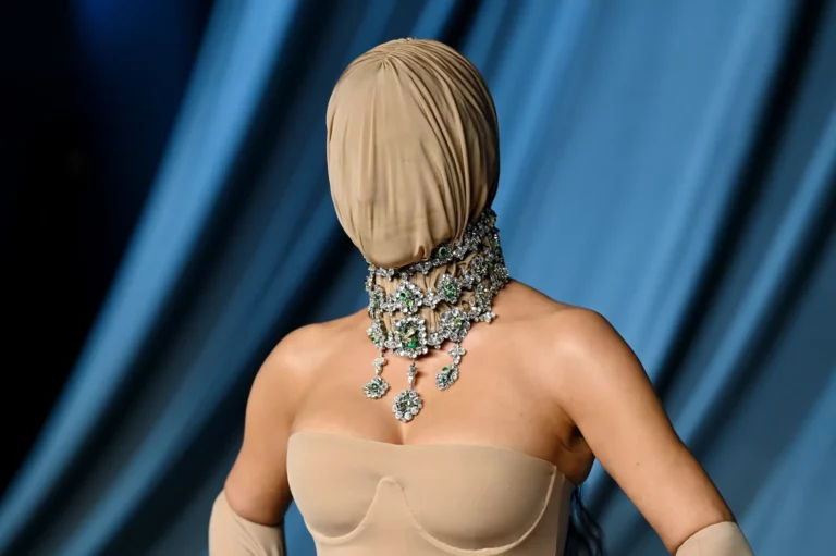 Kim Kardashian merész maszkban a 2025-ös Academy Museum Gala-n