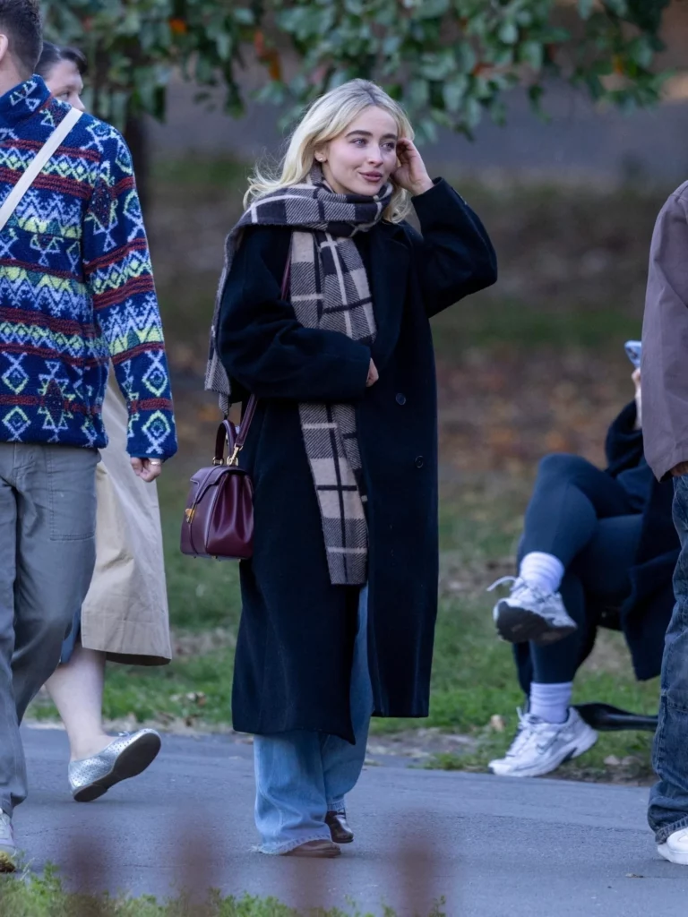 Sabrina Carpenter őszies stílusban hódít New York utcáin