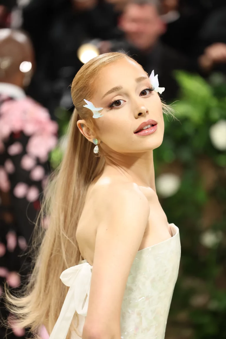 Ariana Grande visszatért természetes barna hajszínéhez