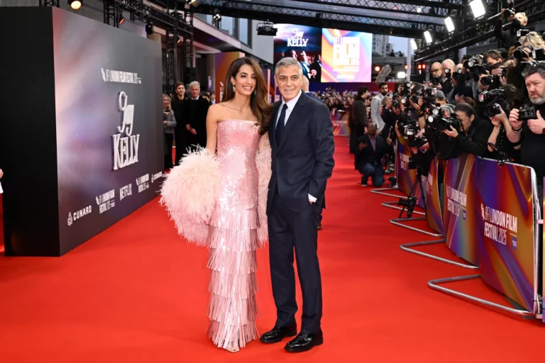 Amal Clooney is a csillogást választotta, újra hódít a „showgirl” stílus