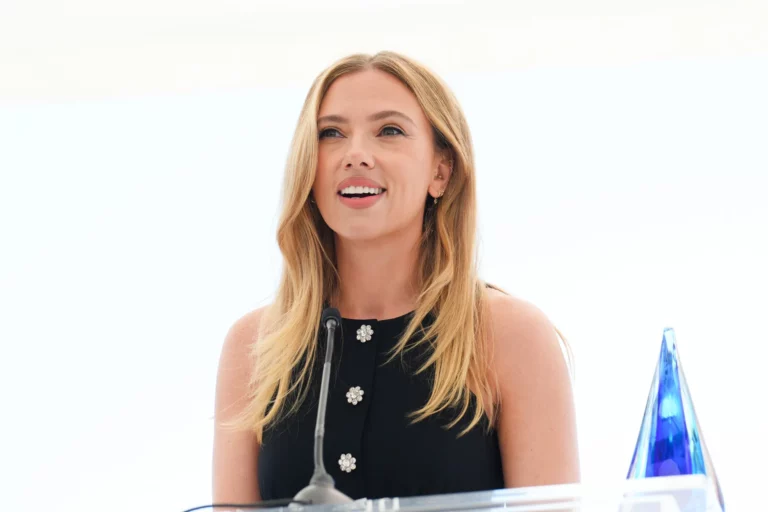 A legfiatalítóbb frizura 40 felett: Scarlett Johansson hosszú frufruja az új kedvenc