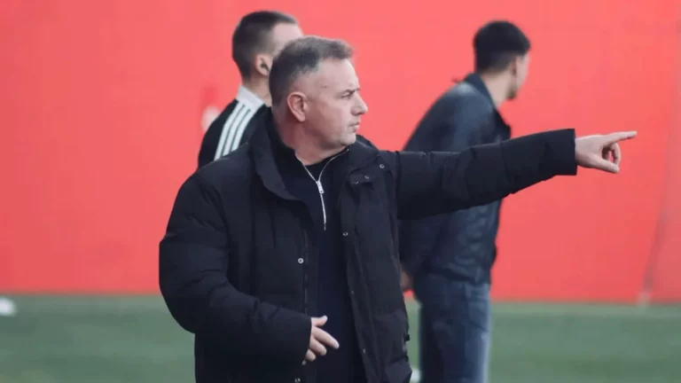 A játékosok kérésére marad Révész Attila a Kisvárda kispadján