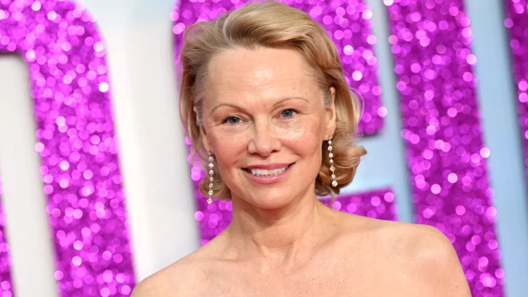Pamela Anderson új frizurával hódította meg a párizsi divatheteket
