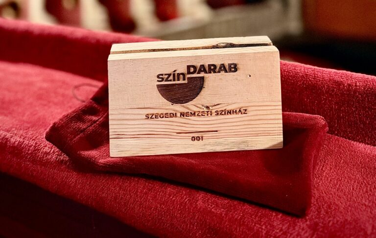 Öné lehet egy darab a világot jelentő deszkákból