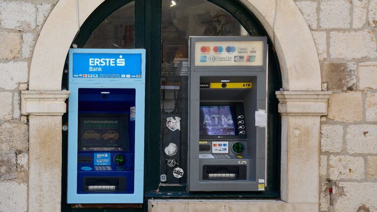 Az Erste Banknál többórás rendszerleállás várható, az utalások is szünetelnek