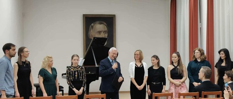 Új zongorán játszhatnak a Péczely tanulói