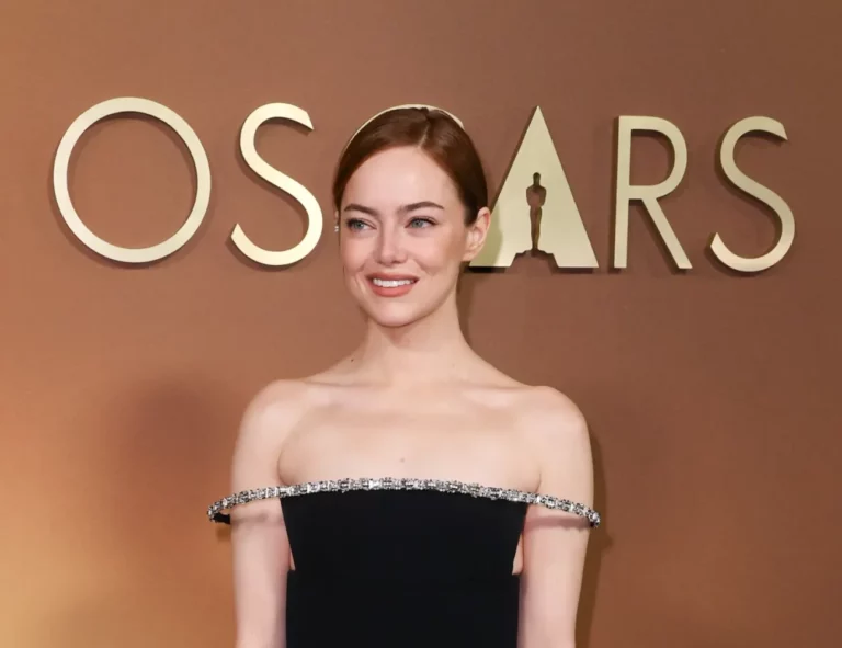 Emma Stone új oldalát mutatja meg és a téli öltözködésnek is üzen