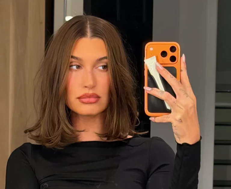 Majdnem új év, ezzel jön az új frizura: Hailey Bieber ismét a lob mellett döntött