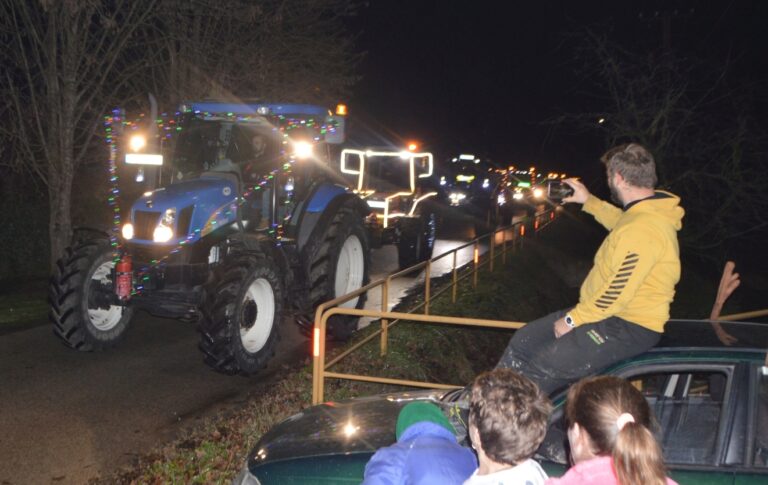 Óriási siker volt az első kutasi traktoros adventi felvonulás a harmadik gyertyagyújtáson