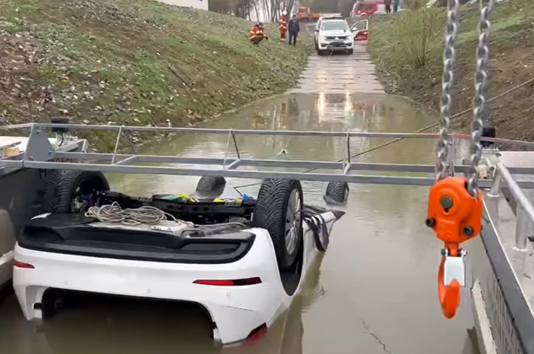 Tiszába esett egy autó Algyőnél másfél hete – most húzták ki