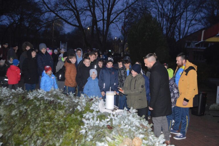 Borús időben, de vidám hangulatban telt az első kutasi advent