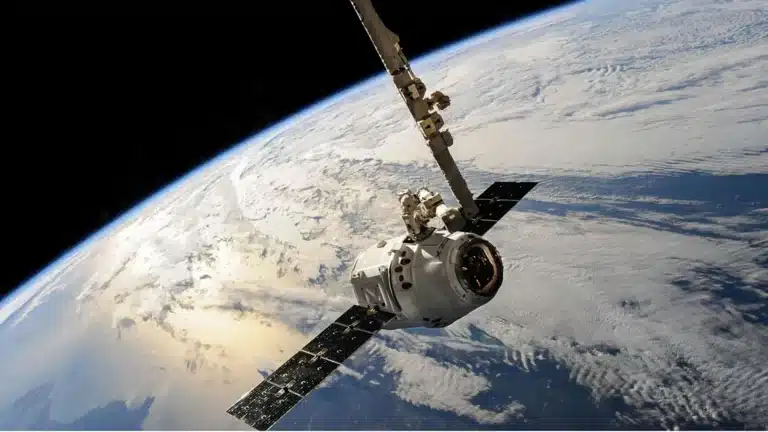 Lejjebb süllyeszti a Starlink műholdjait a SpaceX a balesetek miatt