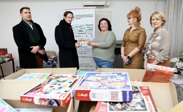 Nyolcvan nehéz sorsú, délvidéki gyermek kapta a Csongrád-Csanád vármegyei adományokat