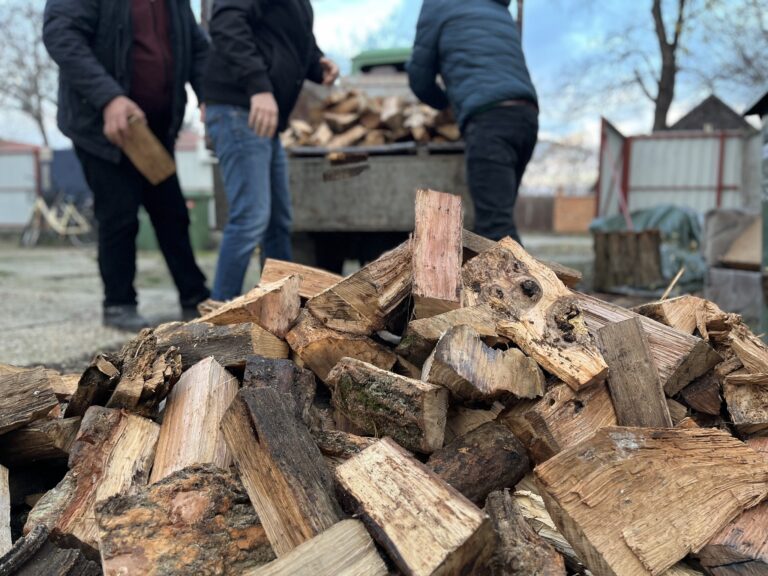Tűzifával segít a Mindenki Számít Vásárhelyen
