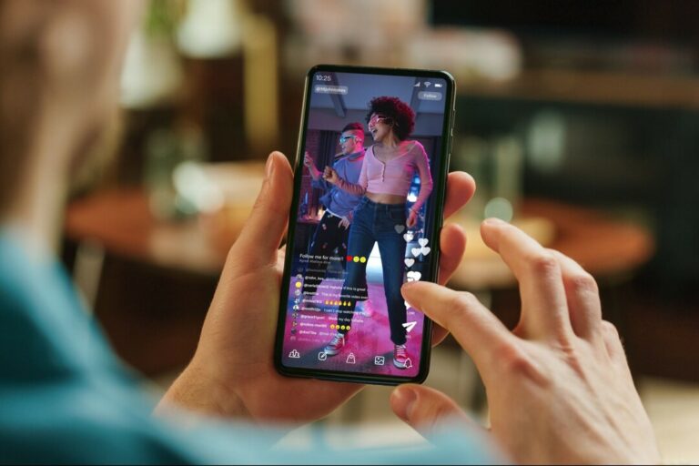 Napi két és fél órát töltünk el videók bámulásával