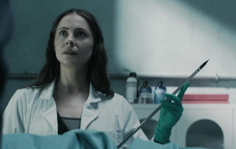 Előzetest kapott a „Halottasház asszisztens” horrorjáték filmes adaptációja