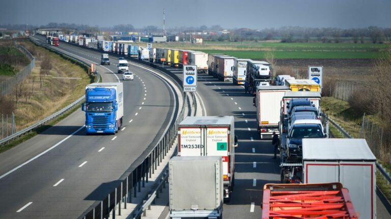 Beragadnak a kamionok a határ előtt
