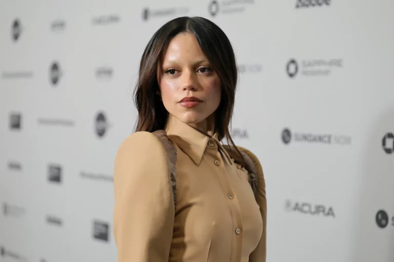 Jenna Ortega finomít a gótikus stílusán a Sundance Filmfesztiválon