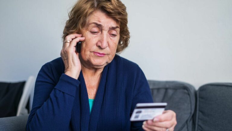 SMS, hívás, pánikkeltés, sürgetés – piros lámpa!