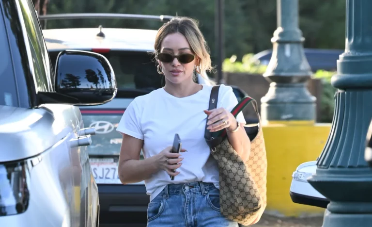 Hilary Duff bebizonyította: ez az „elavultnak” hitt stílustrükk 5 másodperc alatt feldobja a lezser szetteket