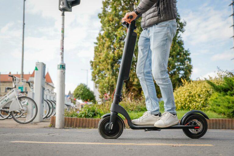 Hogyan szabályozná az új KRESZ az elektromos rollereket?