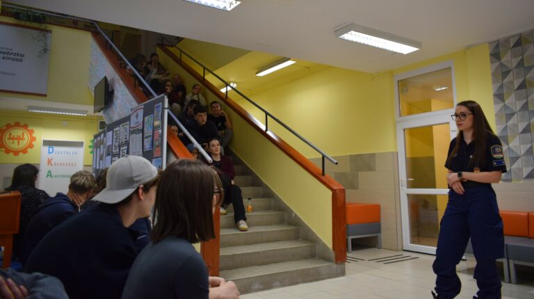 Bűnmegelőzési előadás a fiatalok biztonságáért a Cseresnyésben