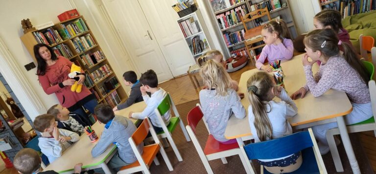 A könyvtárral ismerkedtek az elsősök