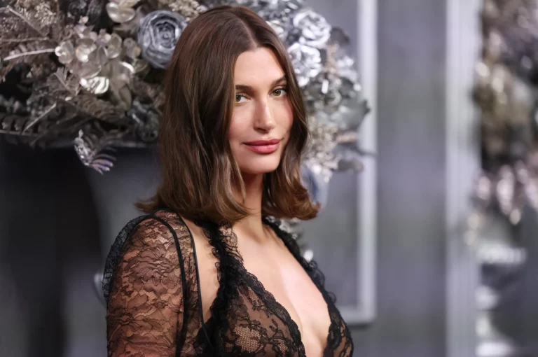 5 másodperces frizuratrend tavaszra – így hordja a hajcsatot Hailey Bieber