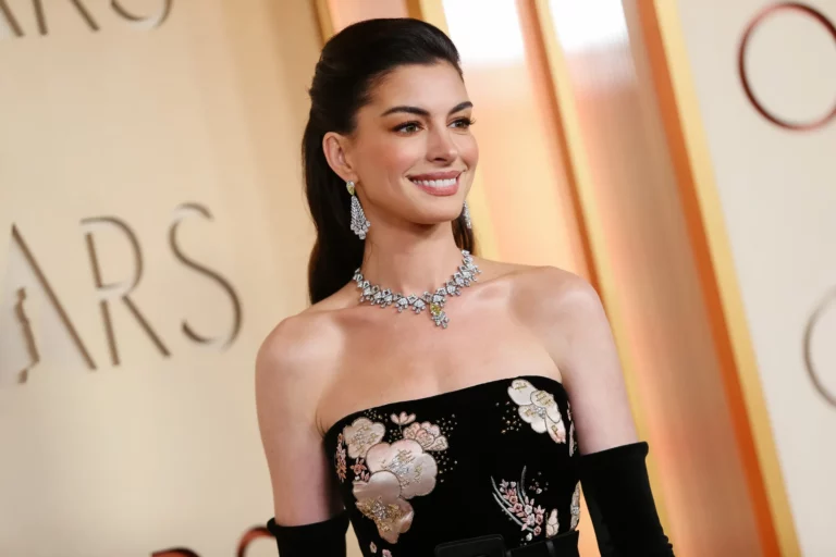 A természetes lifting trükk, amit Anne Hathaway is használ – és bárki kipróbálhatja