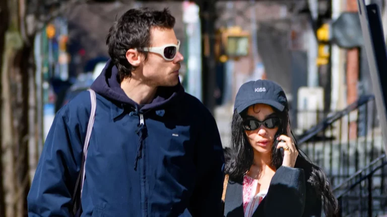 Tavaszi stílusinspiráció: Zoë Kravitz lazán elegáns szettben jelent meg New York utcáin