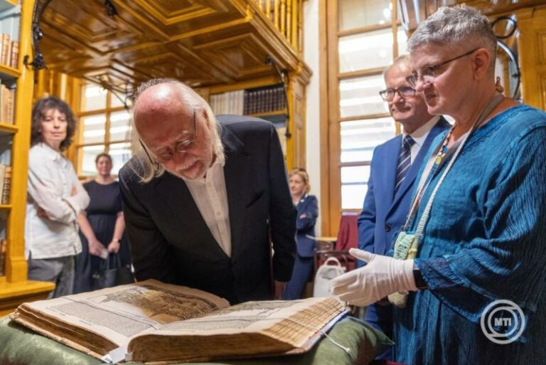 Két könyvet „fogadott örökbe” Krasznahorkai László a szegedi Somogyi-könyvtárban