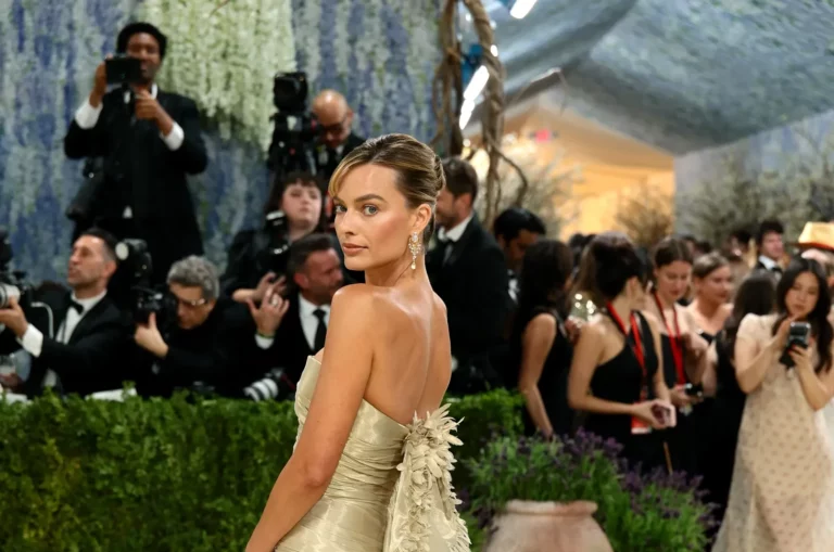 761 óra egy ruháért: így hódította meg a vörös szőnyeget Margot Robbie a 2026-os Met-gálán