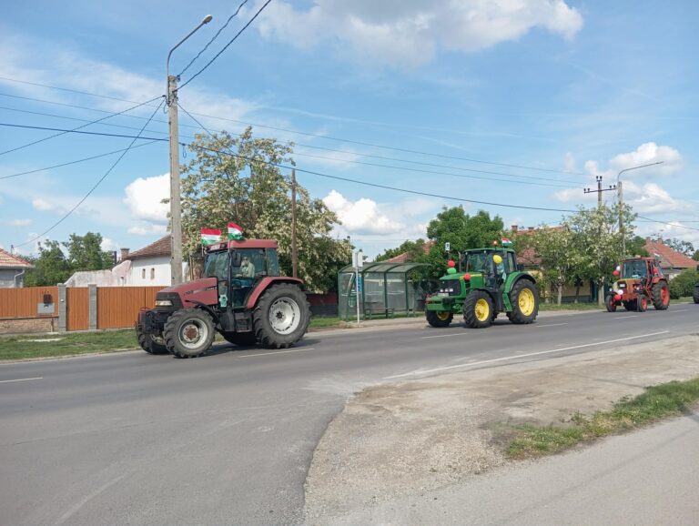 Látványos traktoros felvonulással búcsúztak a végzősök a Gregusban